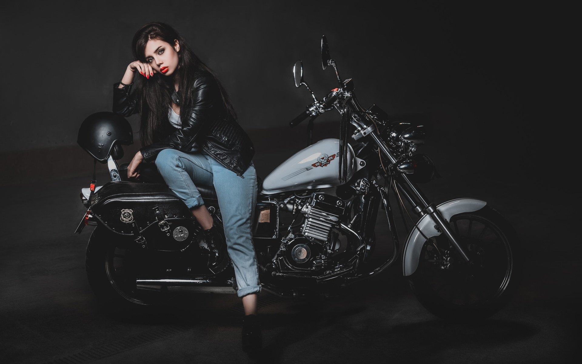 Biker girls: style and drive brings the glow — live moments in Guangyuan