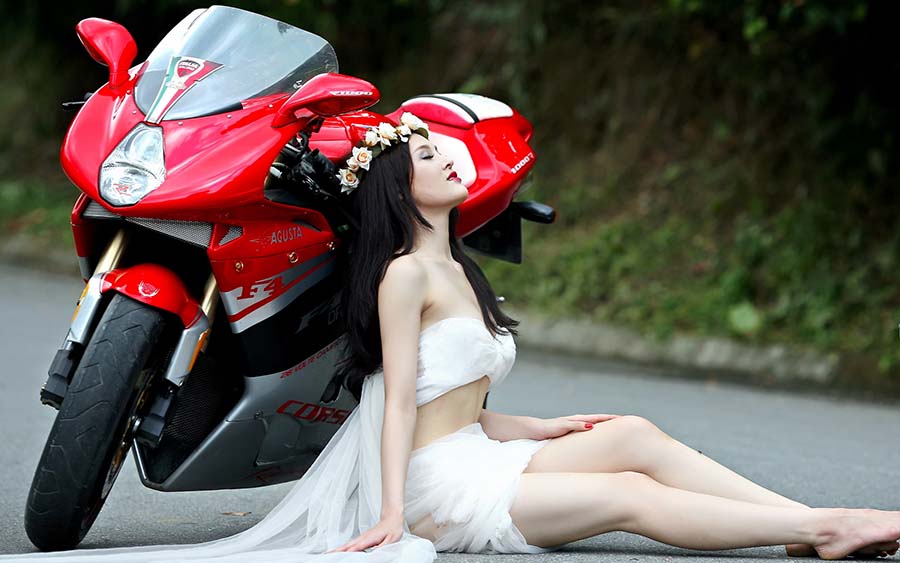 Beautiful girls and motorcycles in Guangyuan