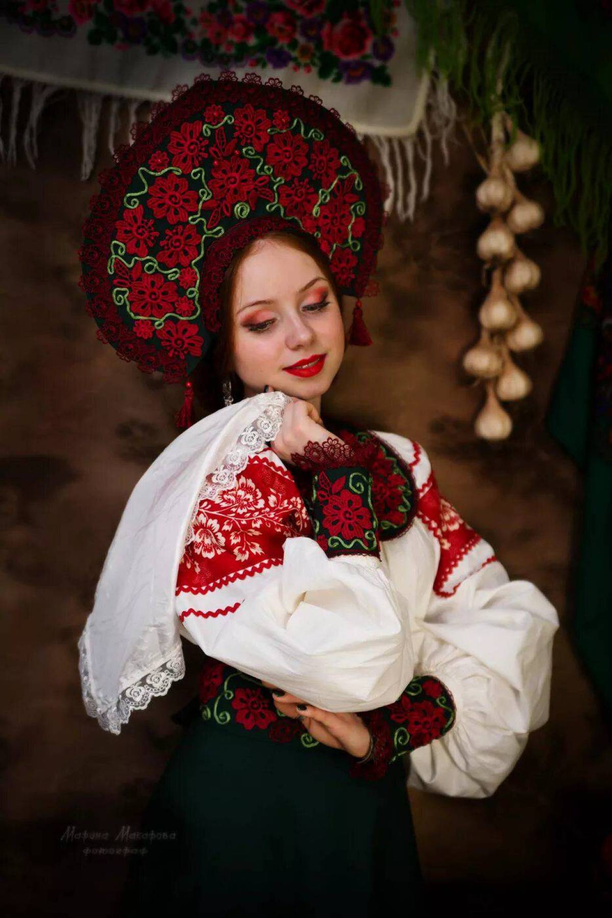 Take a pause and enjoy Women in Slavic costumes — streaming from Guangyuan