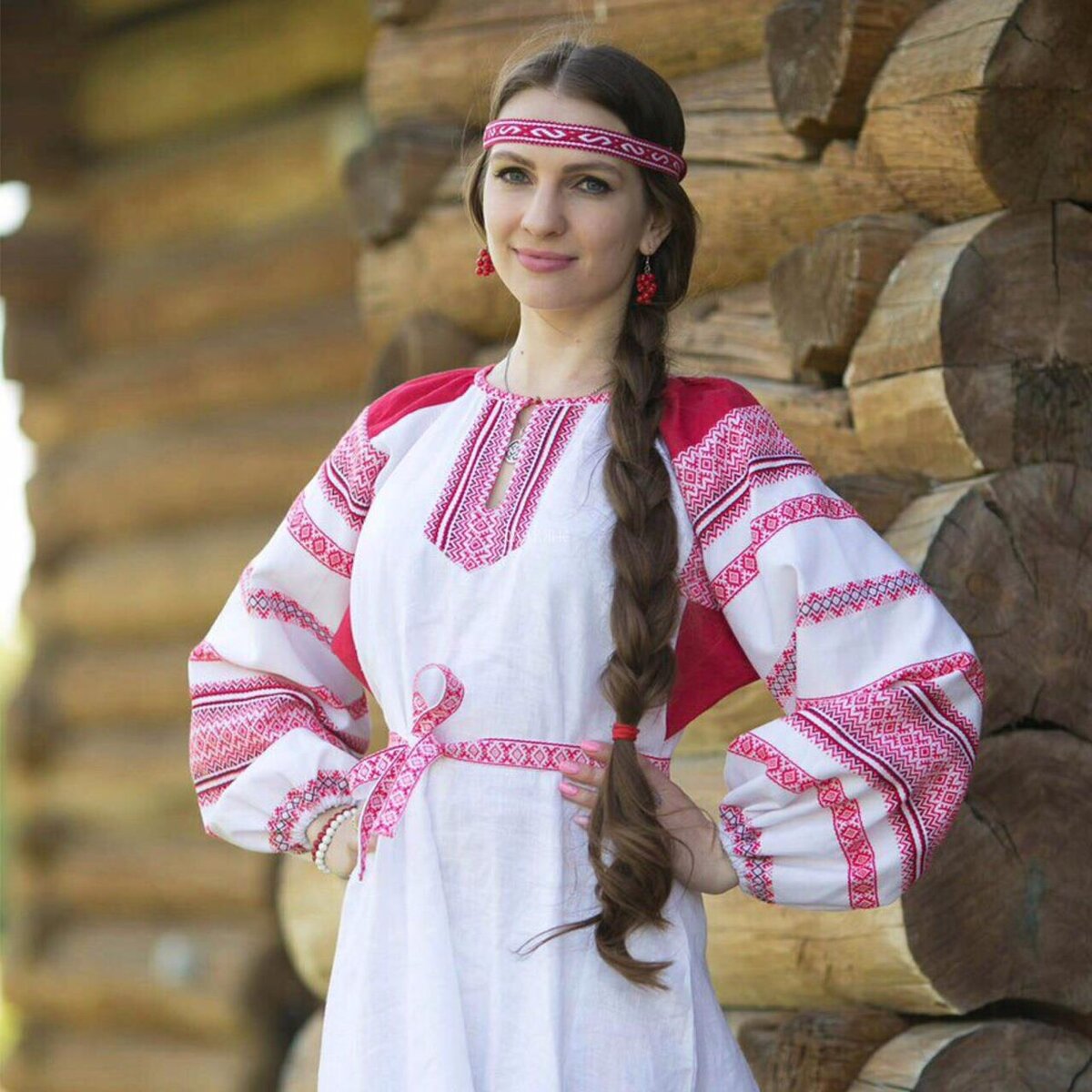 Girls in Slavic costumes brings the glow — live moments in Guangyuan